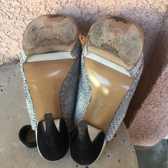 Nicholas Kirkwood Peep Toe Sling Back Heels Gray Scalloped Textured Size 9 - Picture 5 of 8